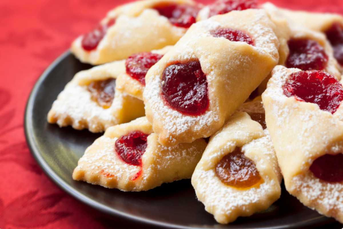Biscotti ripieni di marmellata all'albicocca e alla ciliegia