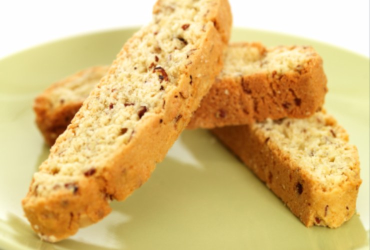 Biscotti fatti in casa adagiati su un piatto