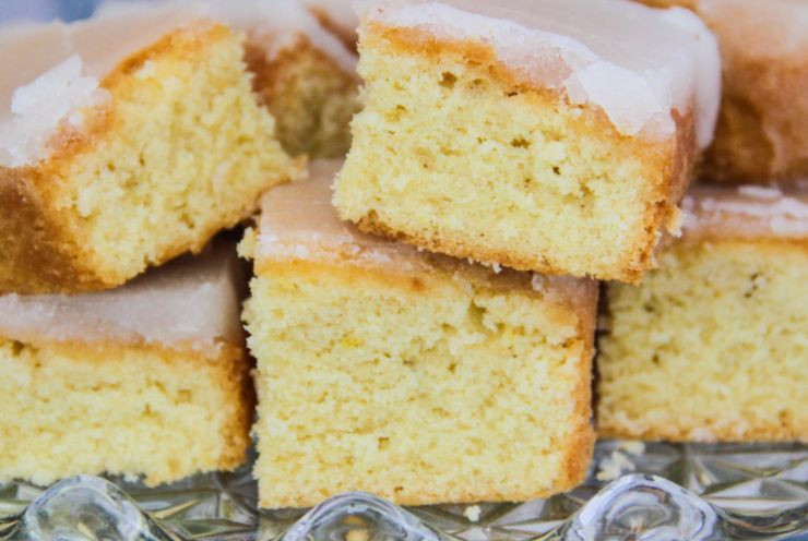 Fette di torta al limone