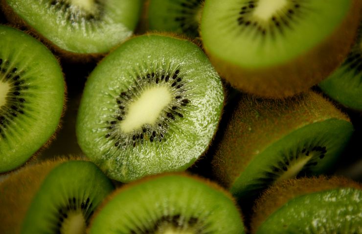 Diversi kiwi freschi affettati
