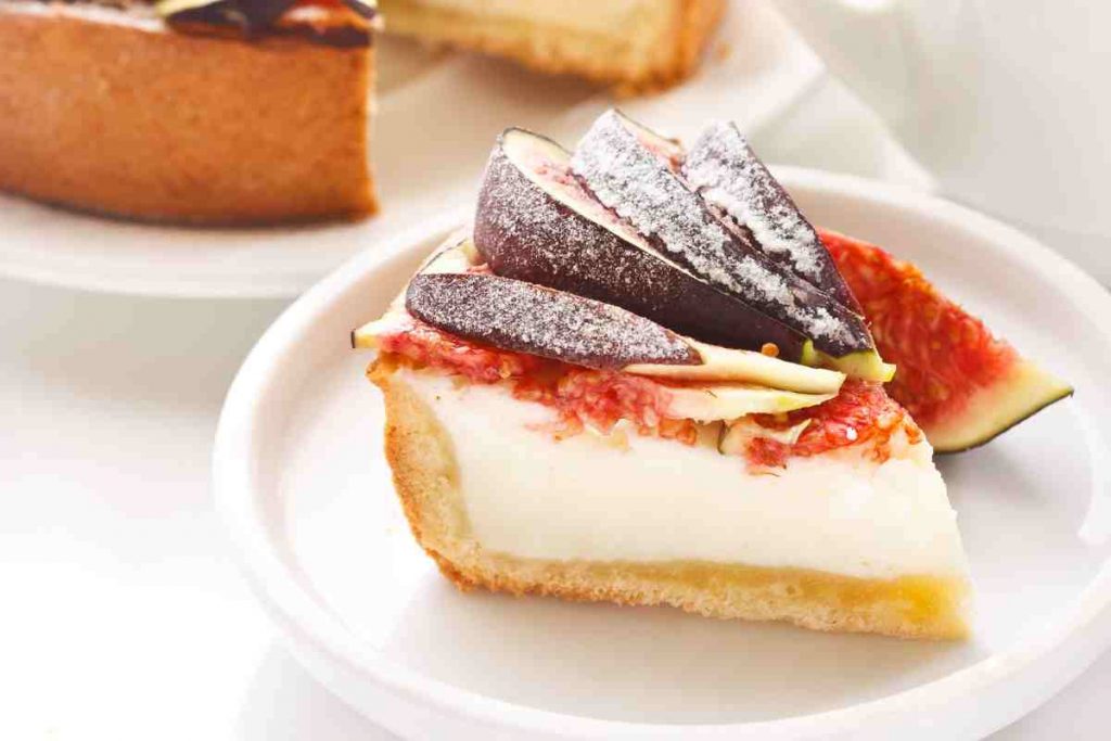 Fetta di cheesecake con i fichi in un piattino