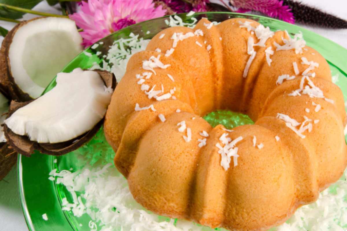 Non dico niente, ma stasera questa ciambella al cocco ha fatto sparire marito e figli dal divano: tutti in cucina a fare il bis