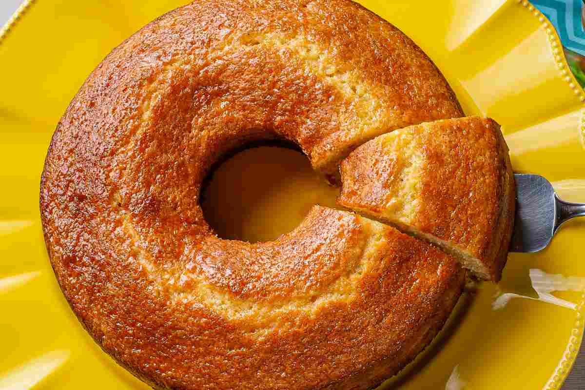 Ciambellone Bimby in un piatto visto dall'alto