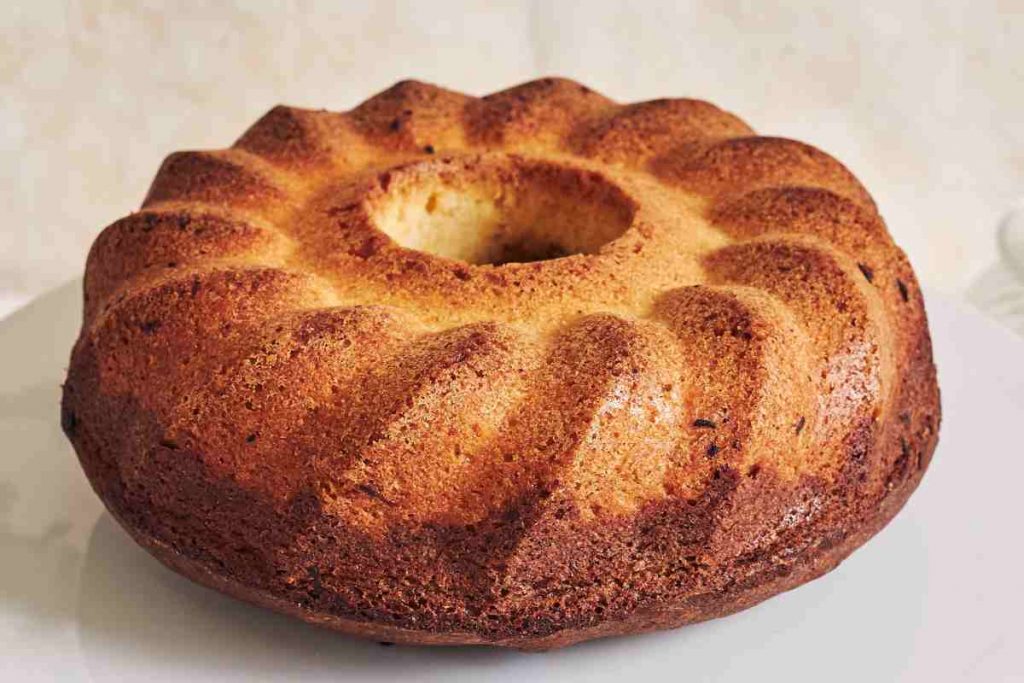 Ciambellone senza zucchero su un tavolo