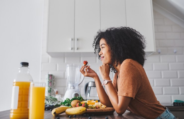 Una donna che mangia sano