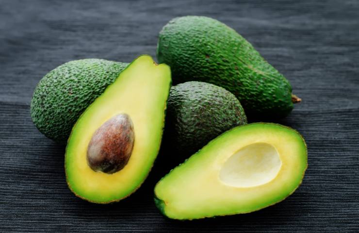 Alcuni avocado su un piano
