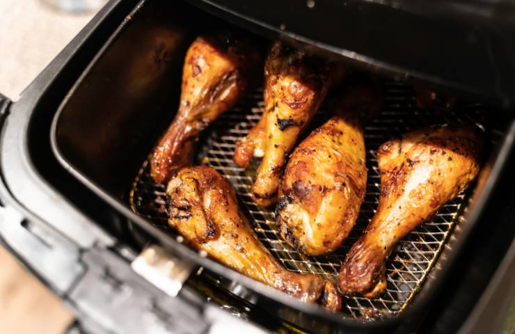 Pollo in una friggitrice ad aria
