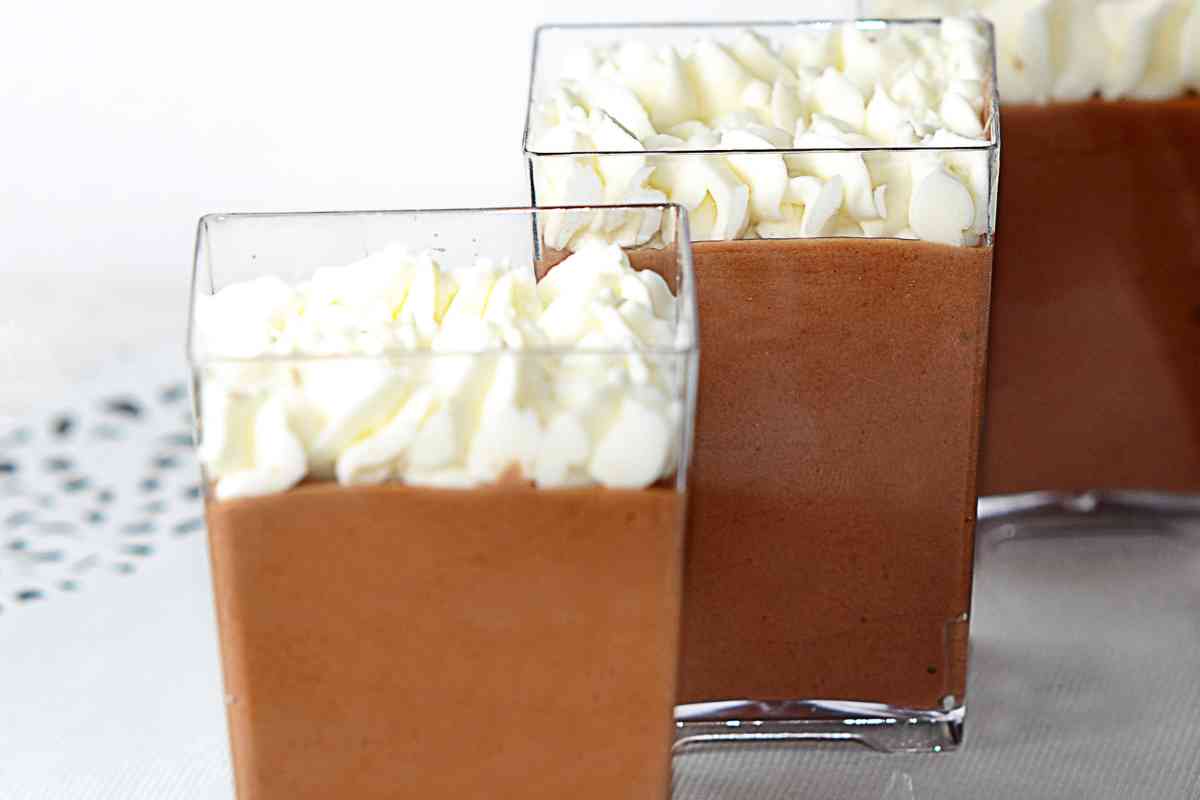 tre coppette quadrate con dentro il dessert al caffè