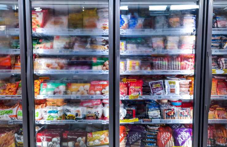 Alimenti in frigo in un supermercato