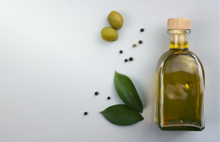 Una bottiglia di olio d'oliva