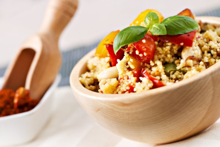 Ciotola di cous cous con pomodori