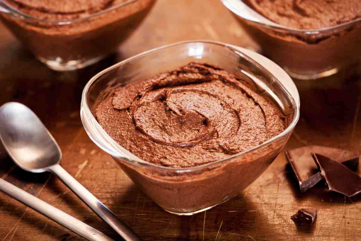Cremoso al cioccolato in una coppa di vetro