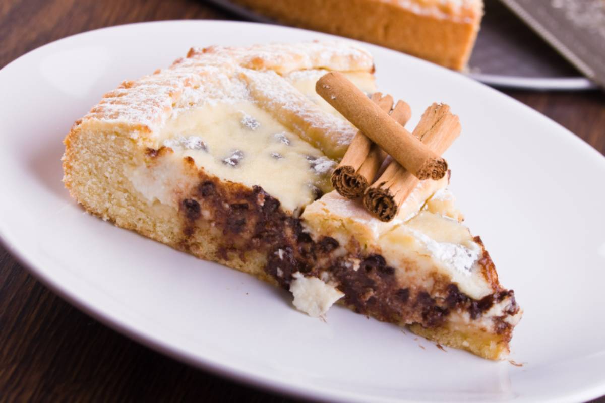Fetta di crostata con ricotta cioccolato e cannella