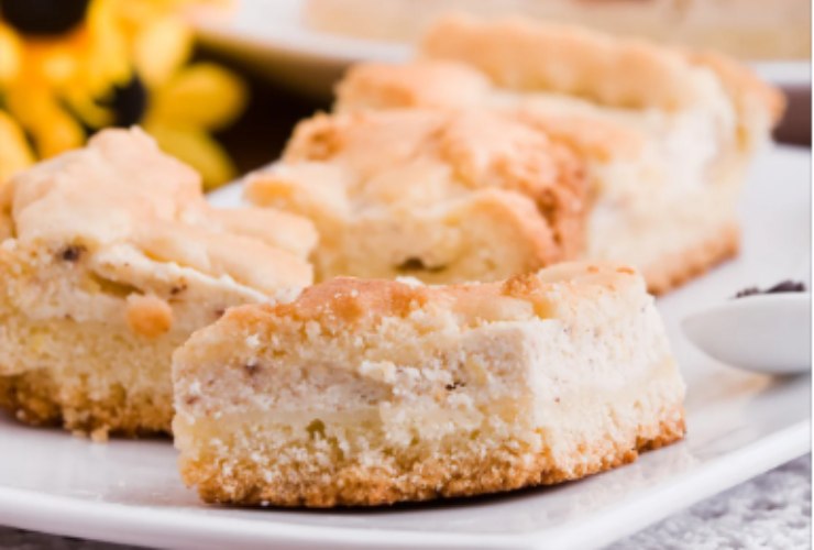 Torta con ricotta tagliata a fette quadrate