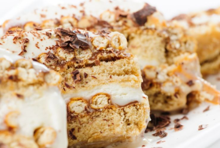 Torta fredda con biscotti e panna