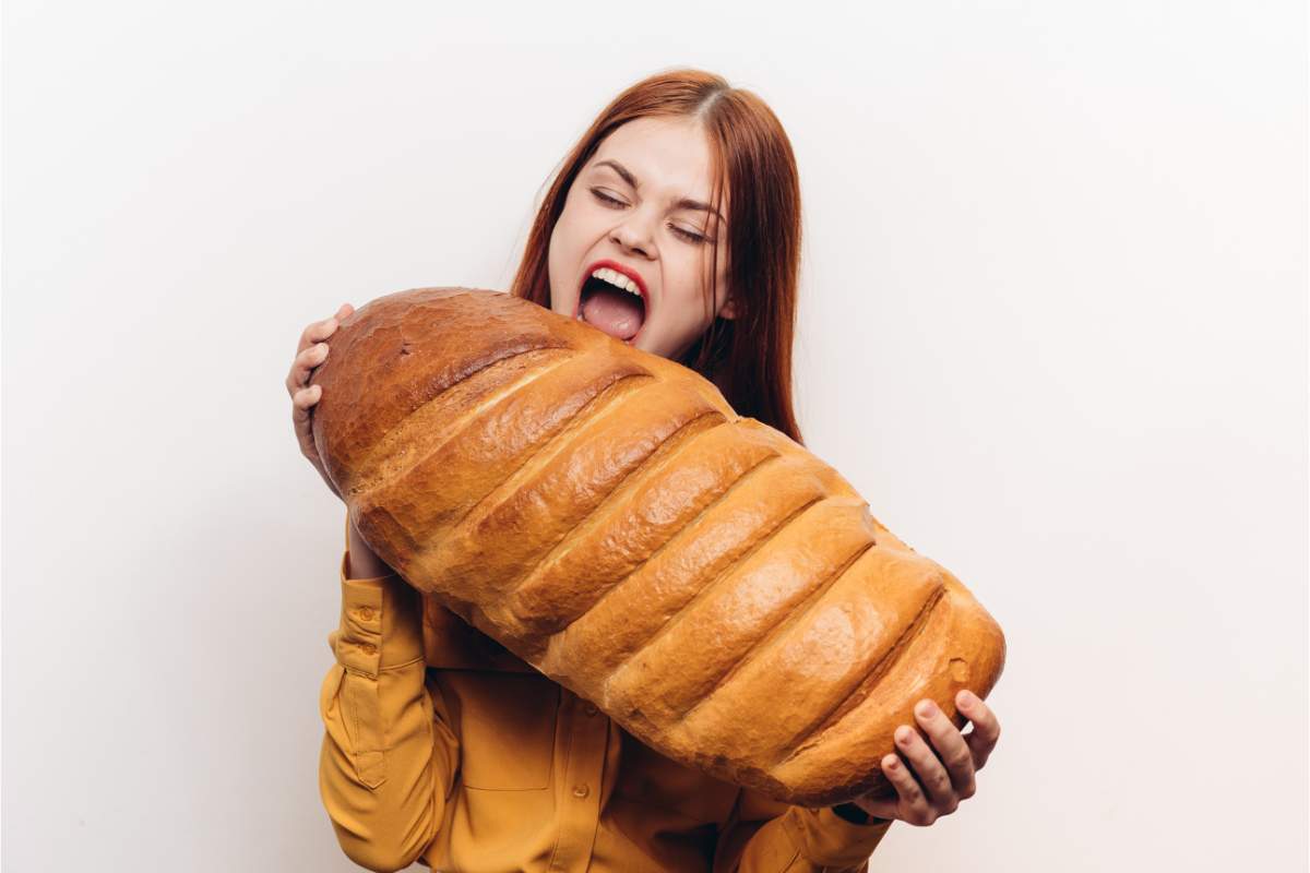 Una donna che mangia un enorme dolce di sfoglia
