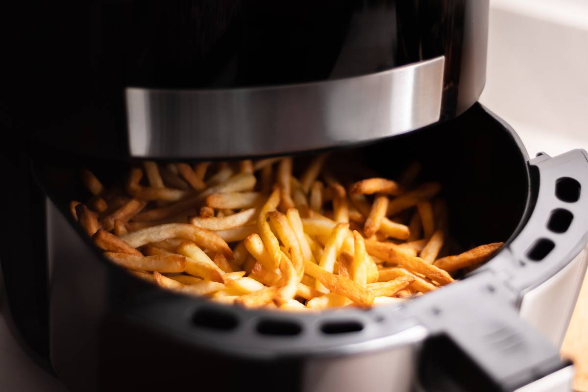 Patate fritte in una friggitrice ad aria