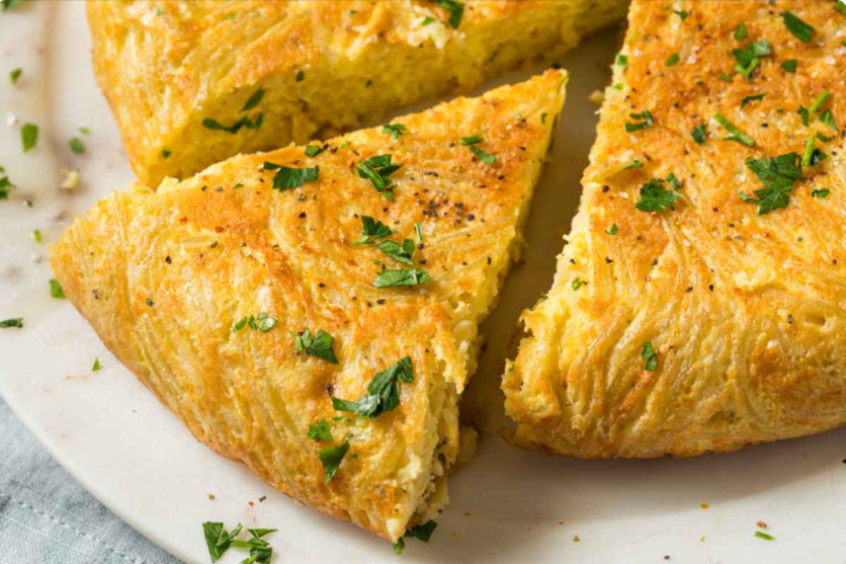 Fetta di frittata di spaghetti con sopra il prezzemolo
