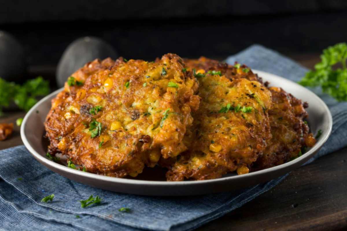 Frittelle di zucchine in un piatto