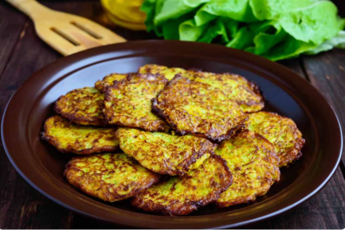 Frittelle di zucchine su un piatto