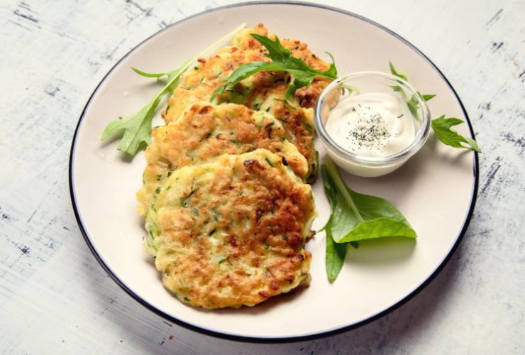 Frittelle di zucchine con rucola e salsa allo yogurt