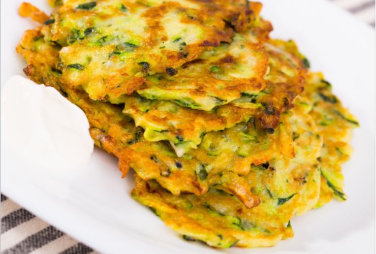 Frittelle di zucchine in un piatto bianco