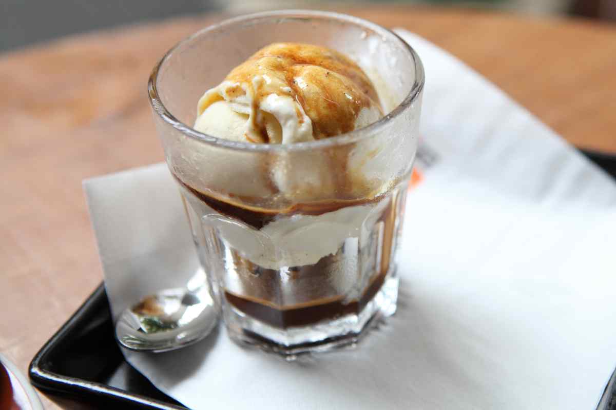 Gelato affogato in un bicchiere all'interno di un vassoio con i bordi