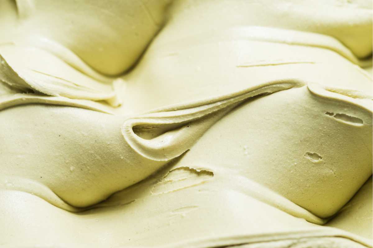 onde di gelato al pistacchio cremoso visto da vicino