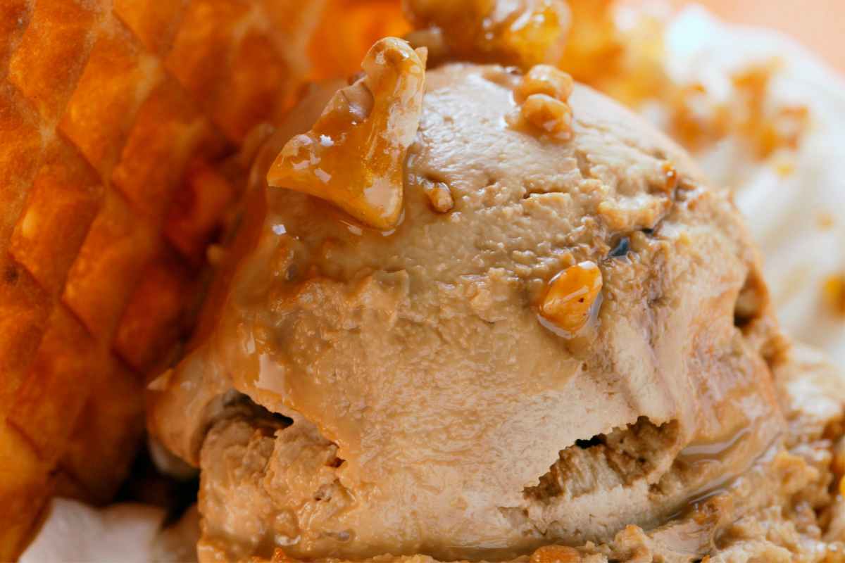 Pallina di gelato alle noci con cialda croccante