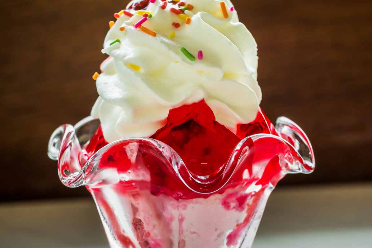 coppa di gelato con gelatina di panna e panna montata