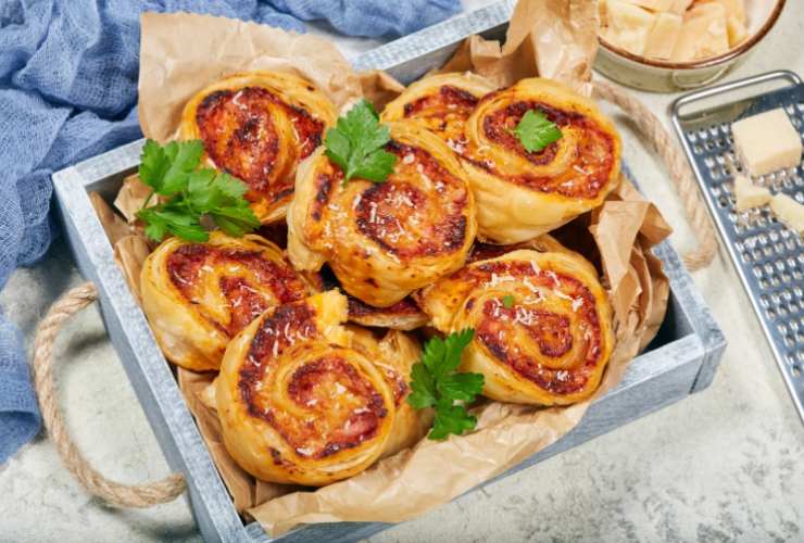 Girelle di pasta sfoglia in un vassoio con foglie di prezzemolo