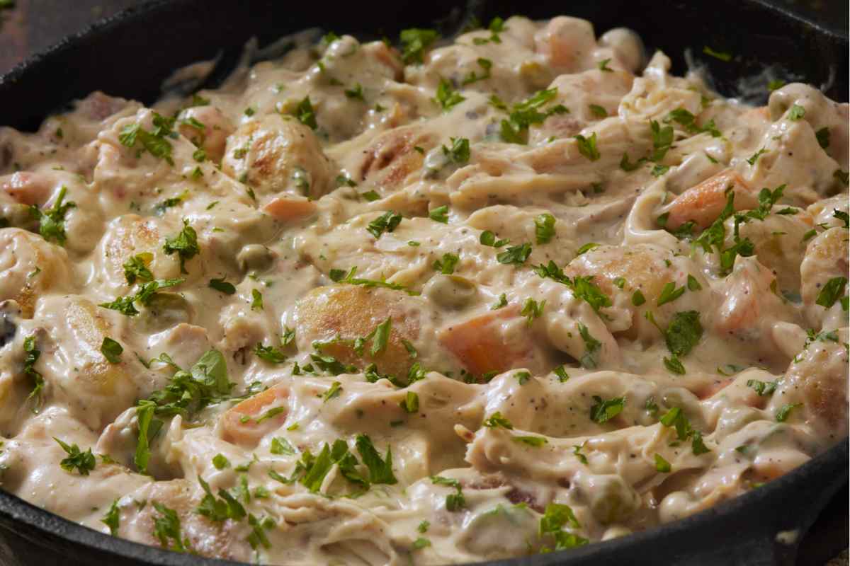 Gnocchi alla crema di salmone affumicato in in una padella