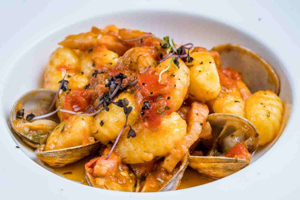 piatto di gnocchi allo scoglio