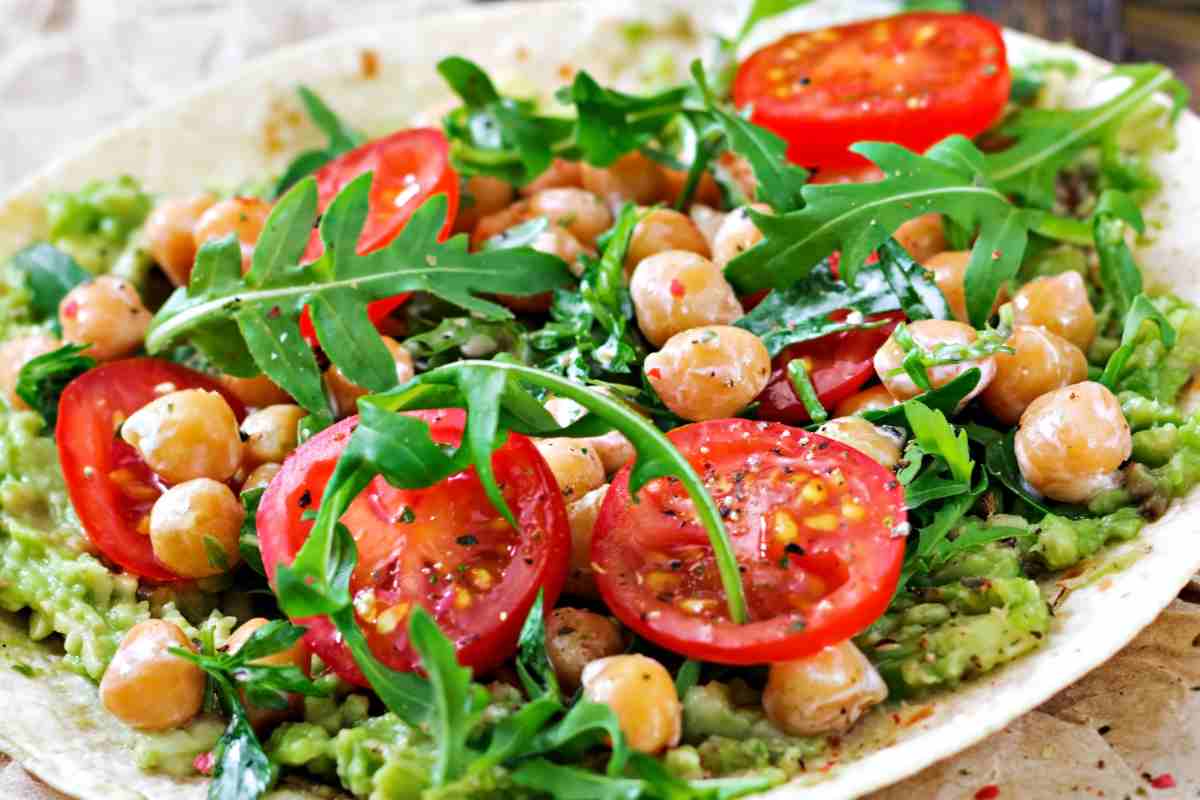 insalata con ceci, pomodori e rucola