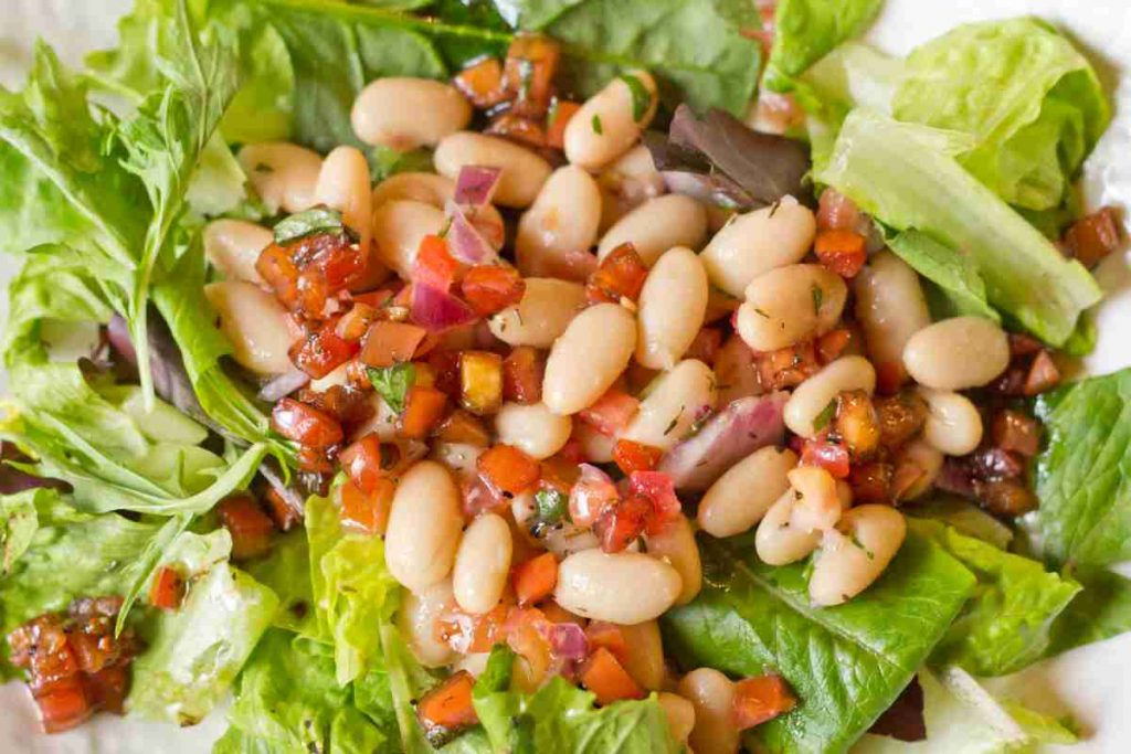Insalata di cannellini e pomodori su foglie di lattuga