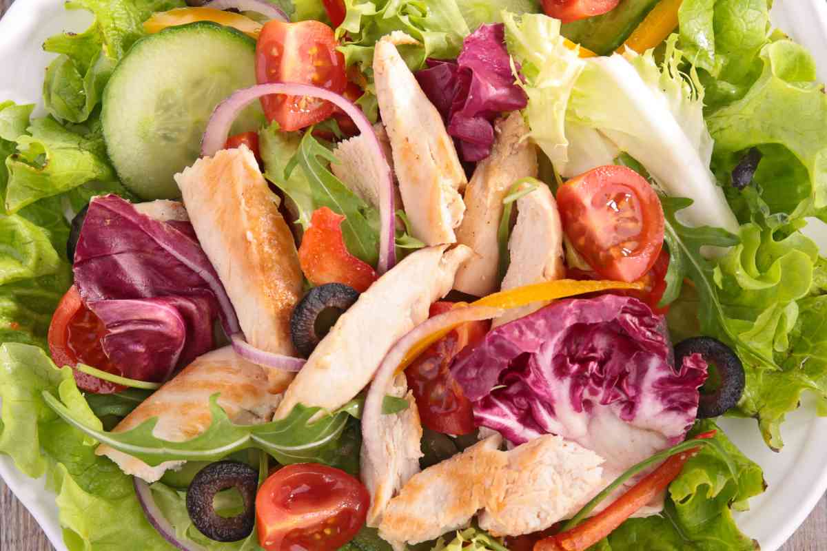 Insalata di pollo in un piatto vista dall'alto