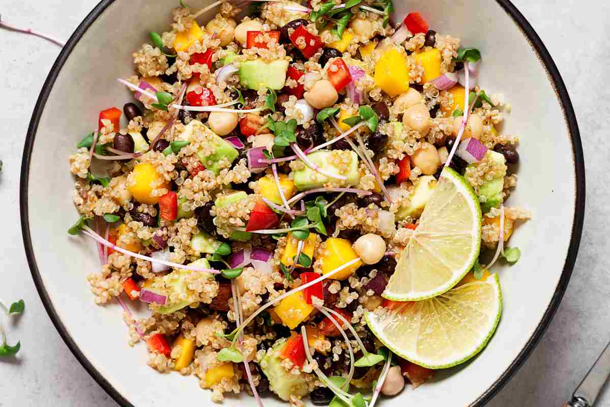 Insalata di quinoa vista dall'alto