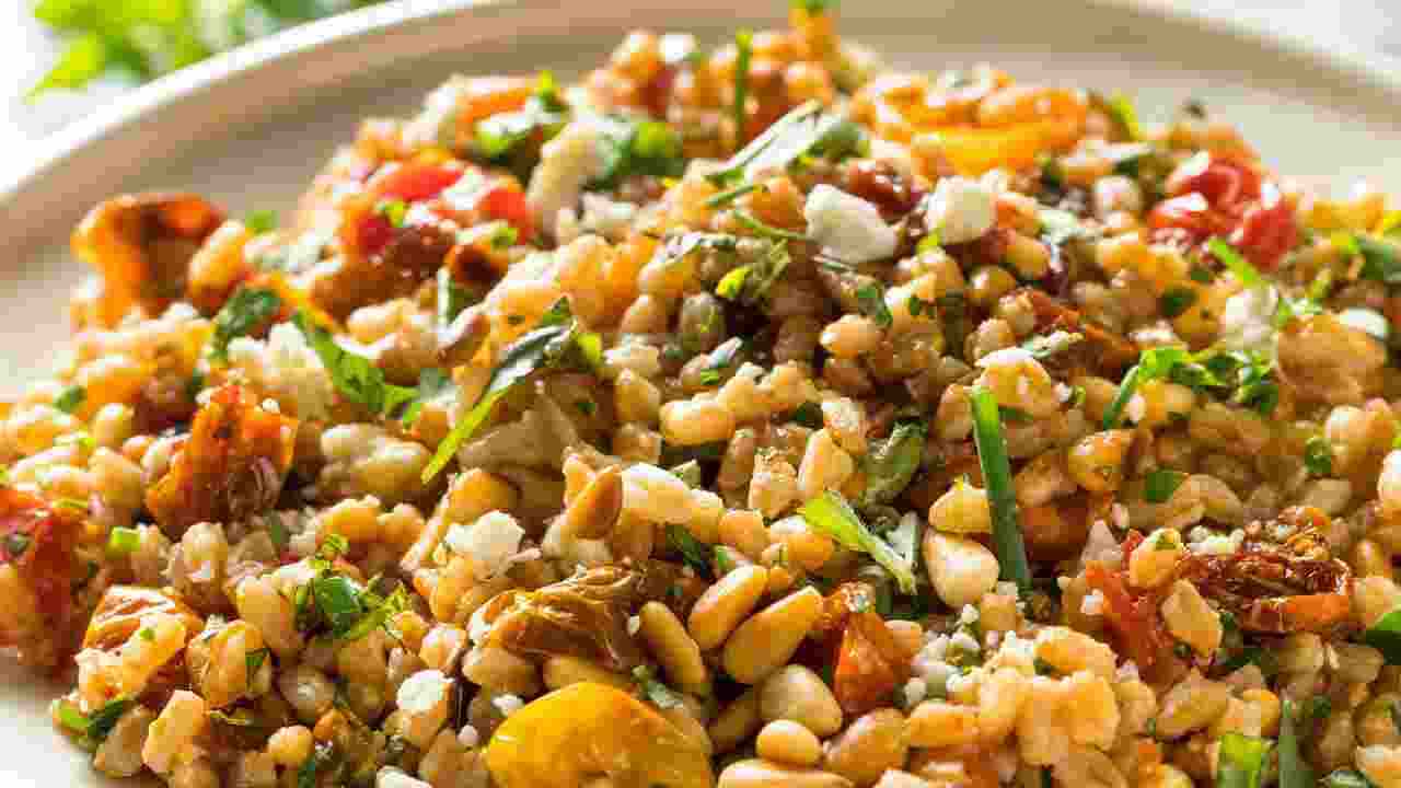 Insalata fresca di farro con verdure