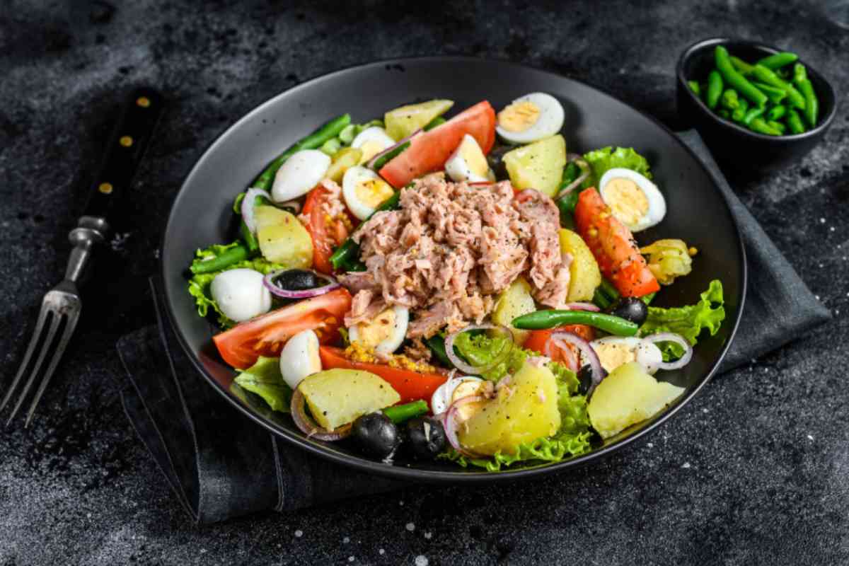 Insalata di patate tonno pomodori uova sode