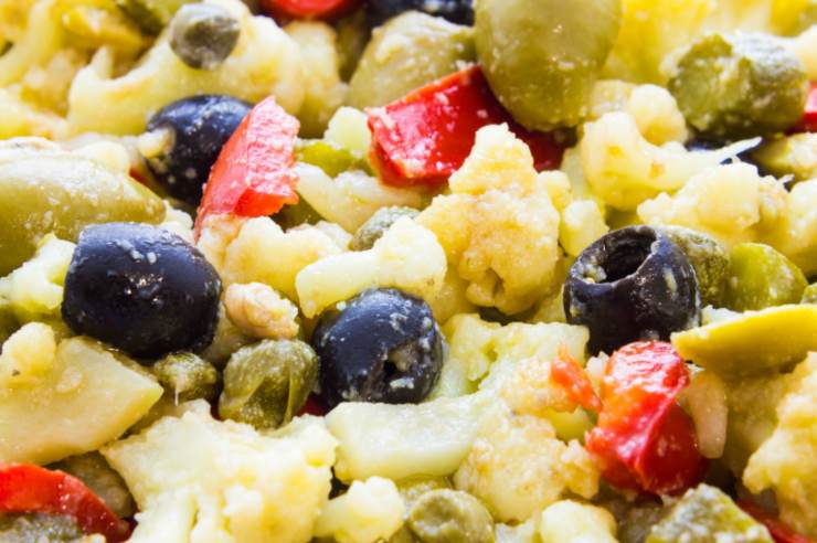 Insalata di patate olive pomodori