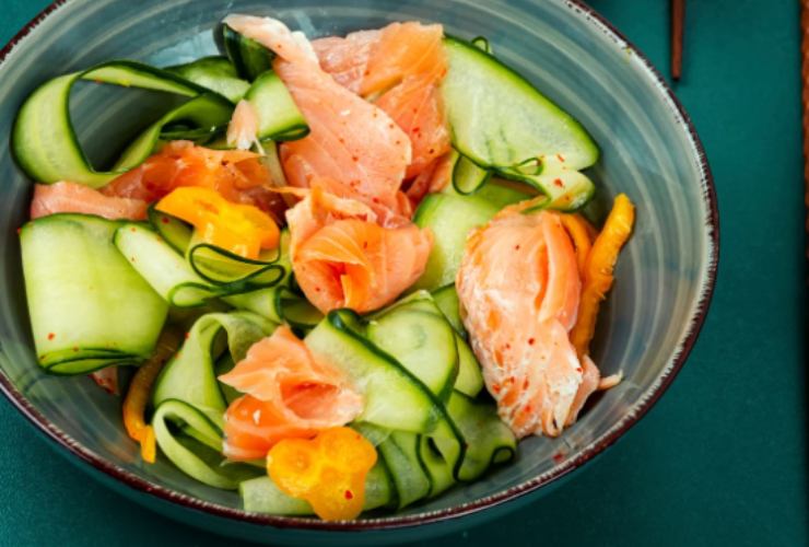 Zucchine, salmone e polpa di arancia