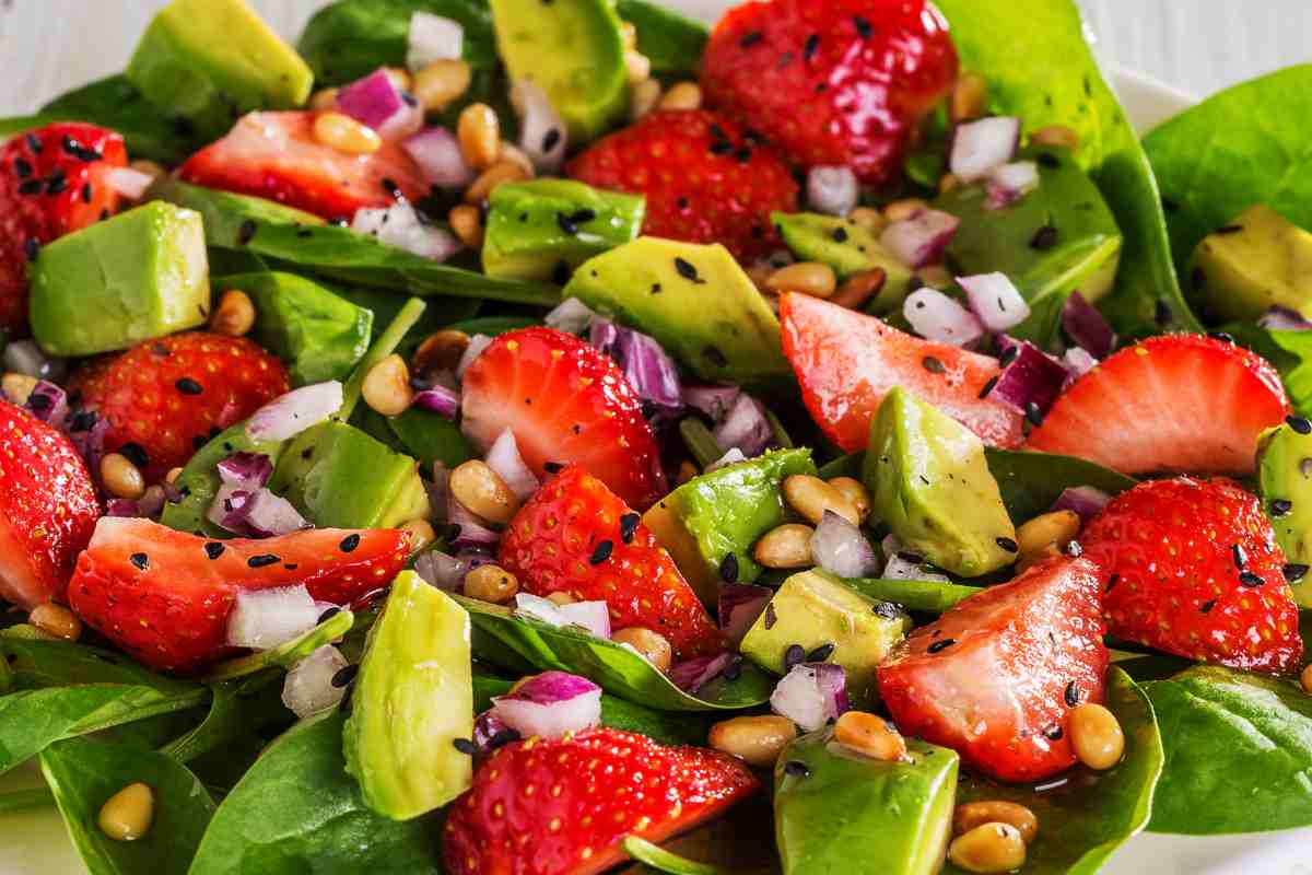 Insalata con spinacino fresco e fragole