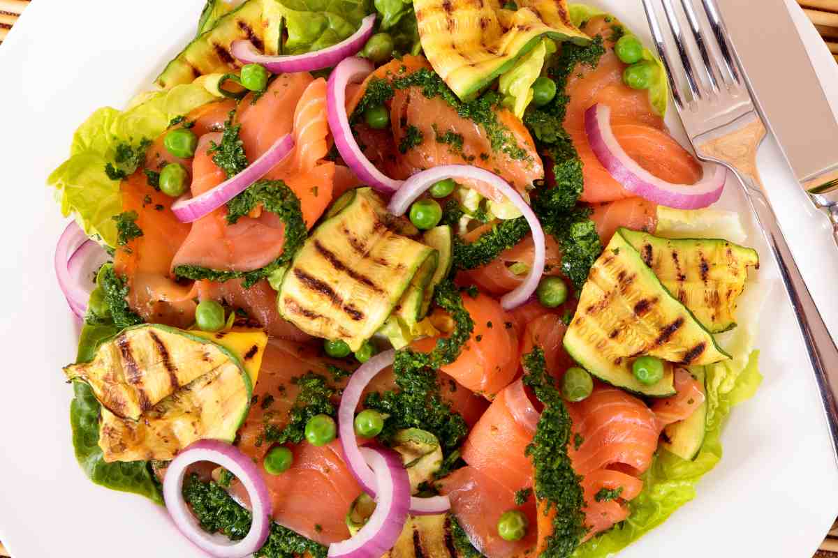 una delle insalate sfiziose con salmone affumicato