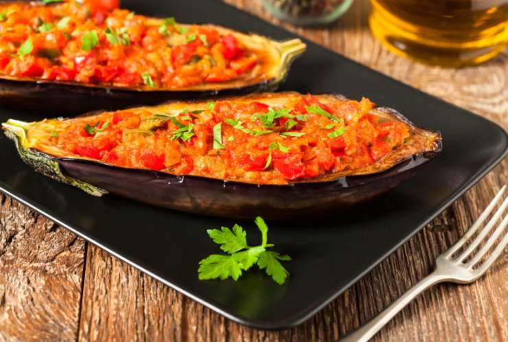 Melanzane tagliate a metà e farcite