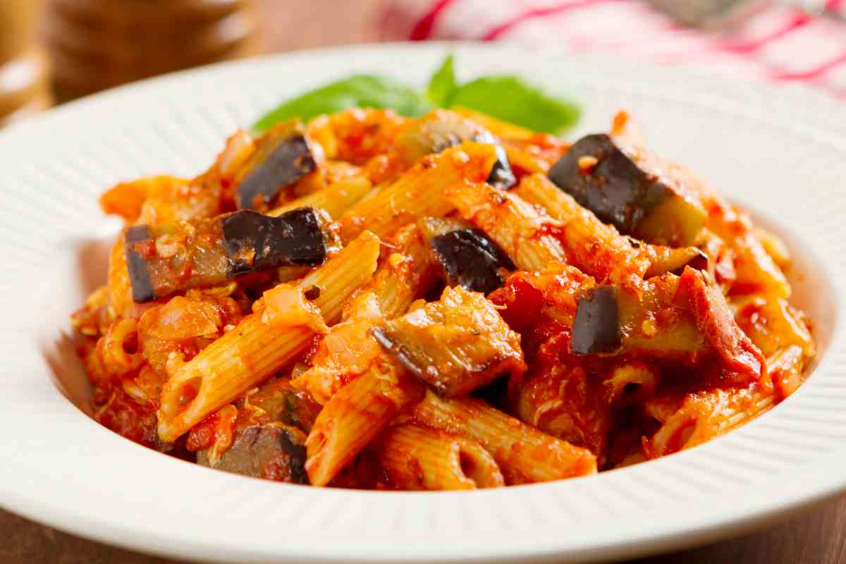 piatto di pasta alla siciliana con melanzane nel menu della settimana