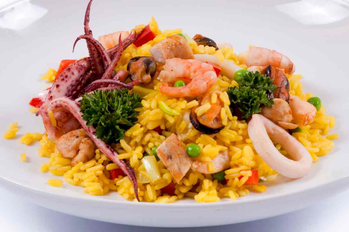 piatto con risotto ai frutti di mare per il menu della settimana