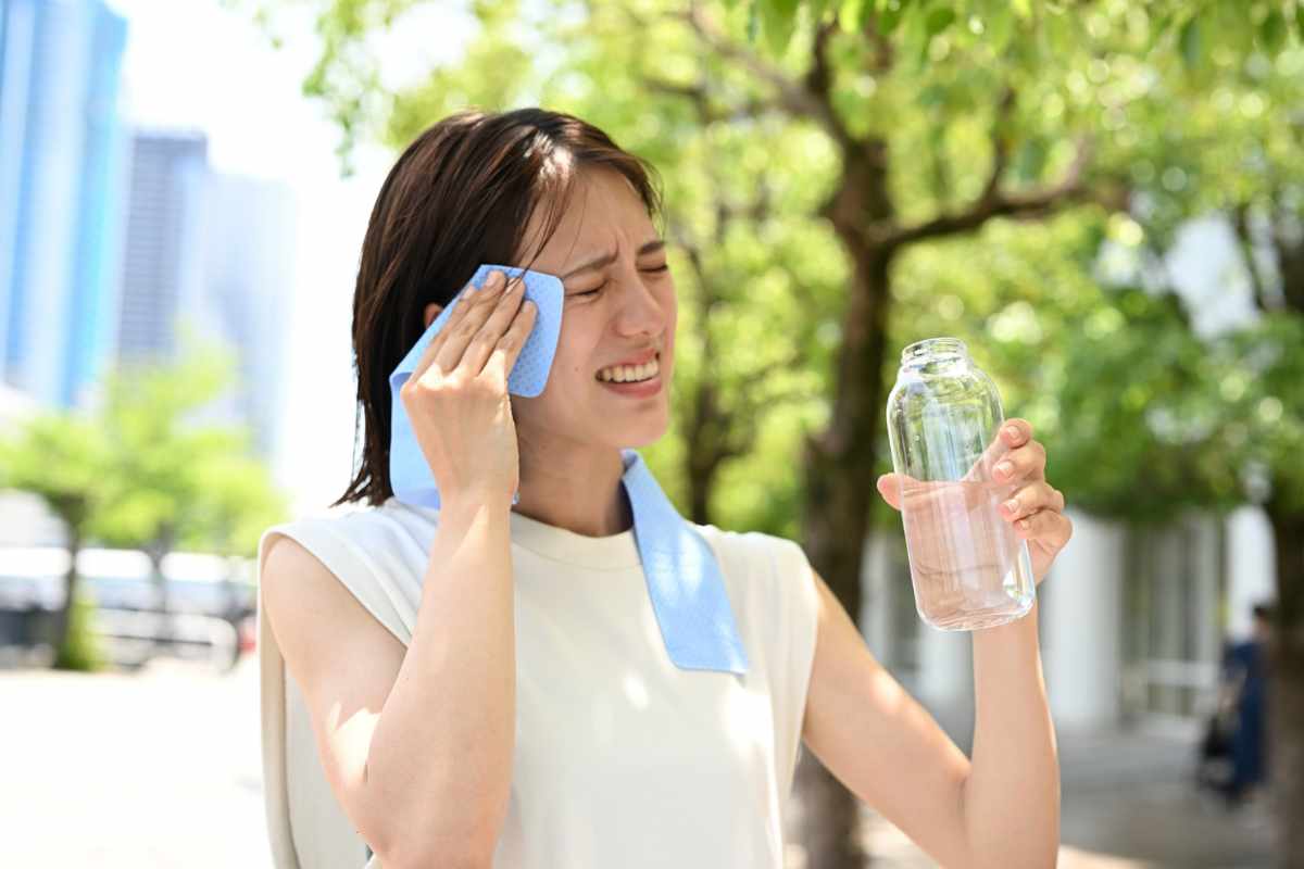 Donna che si rinfresca dal caldo