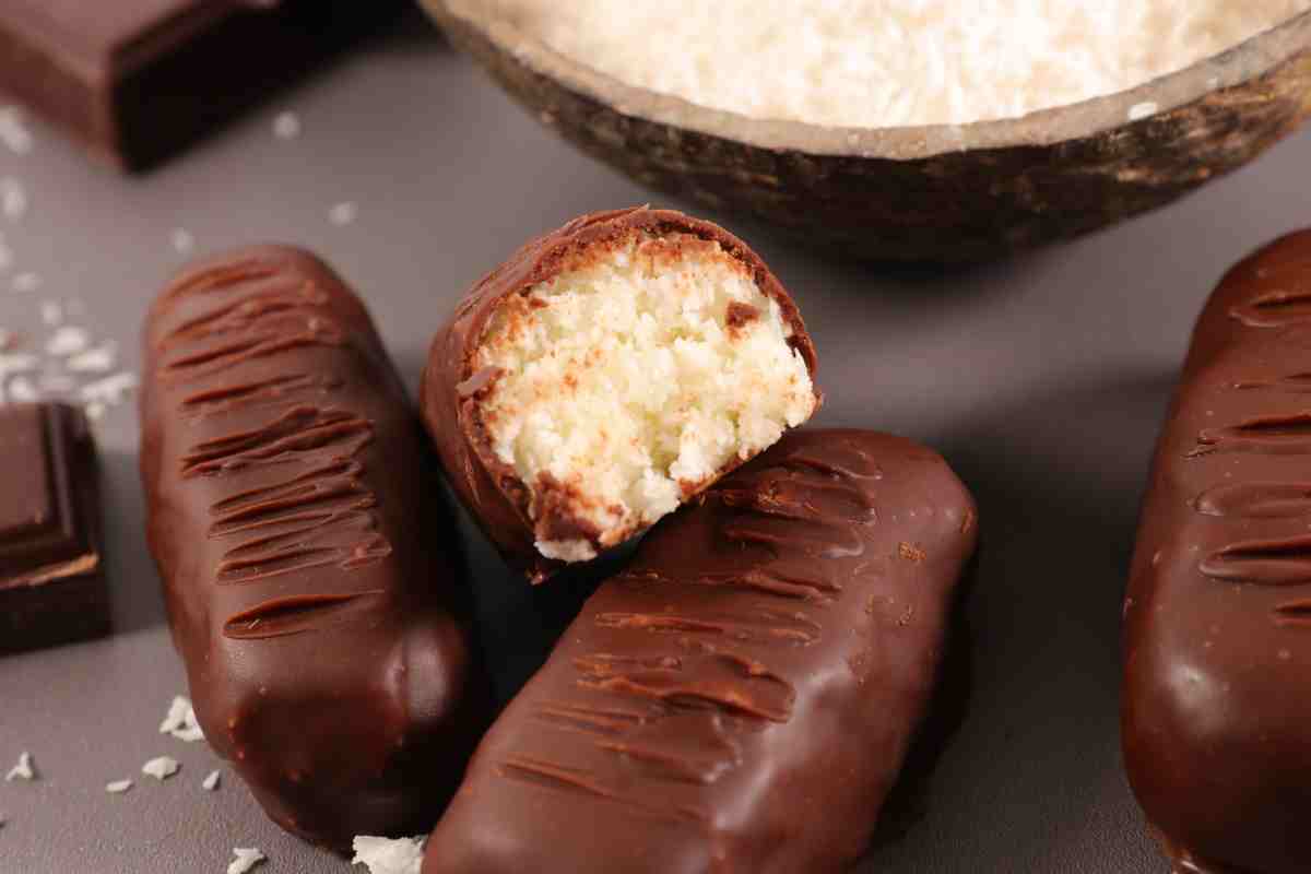 Esplosione di cocco in un guscio di cioccolato, queste barrette light sono in assoluto le mie preferite perché sono senza zucchero