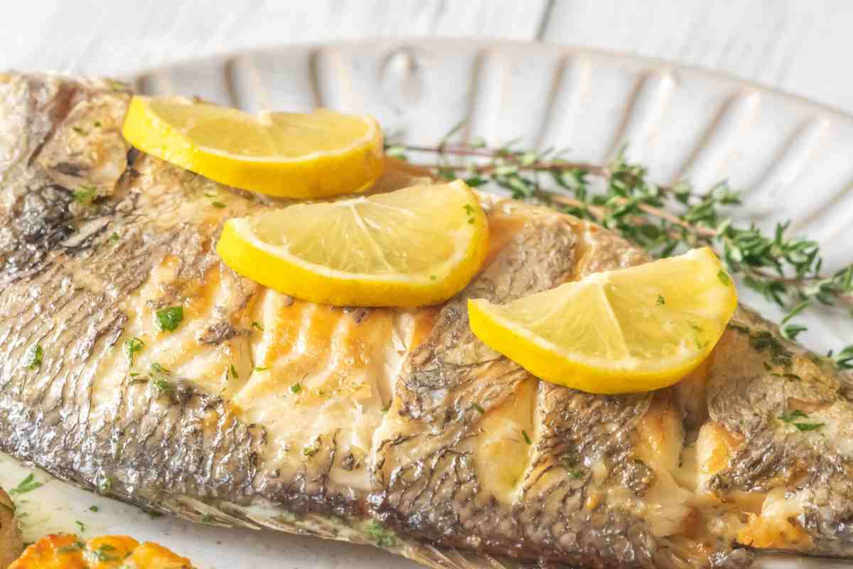 Orata al limone in un piatto