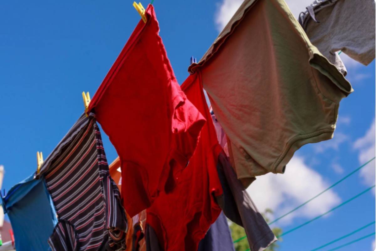 Maglie colorate stese al sole